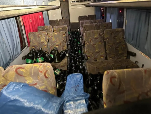 Aduana: Analistas-Tributários atuam na retenção de ônibus lotado com vinhos e azeites argentinos em Ibiporã/PR