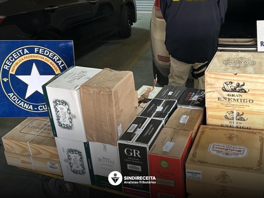 Aduana: Analistas-Tributários da Receita Federal atuam na apreensão de veículo com carga de vinhos argentinos