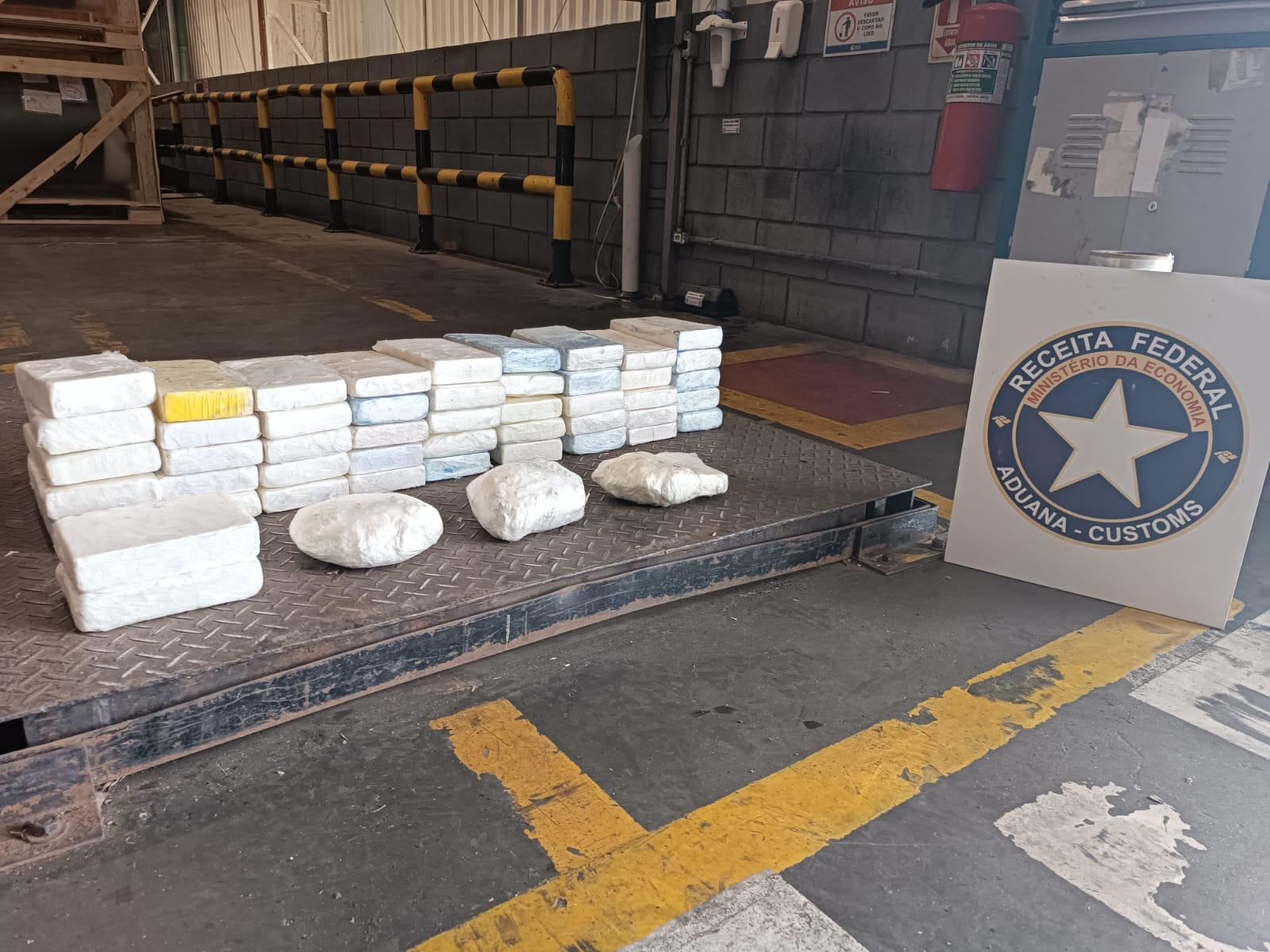 Aduana Analistas Tributários atuam na apreensão de 86 kg de cocaína no Porto de ParanaguáPR 2