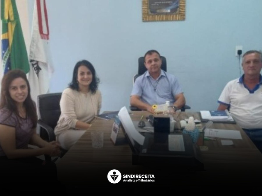 Analista-Tributária e agente da RFB em Barbacena/MG se reúne com prefeito de Mercês/MG