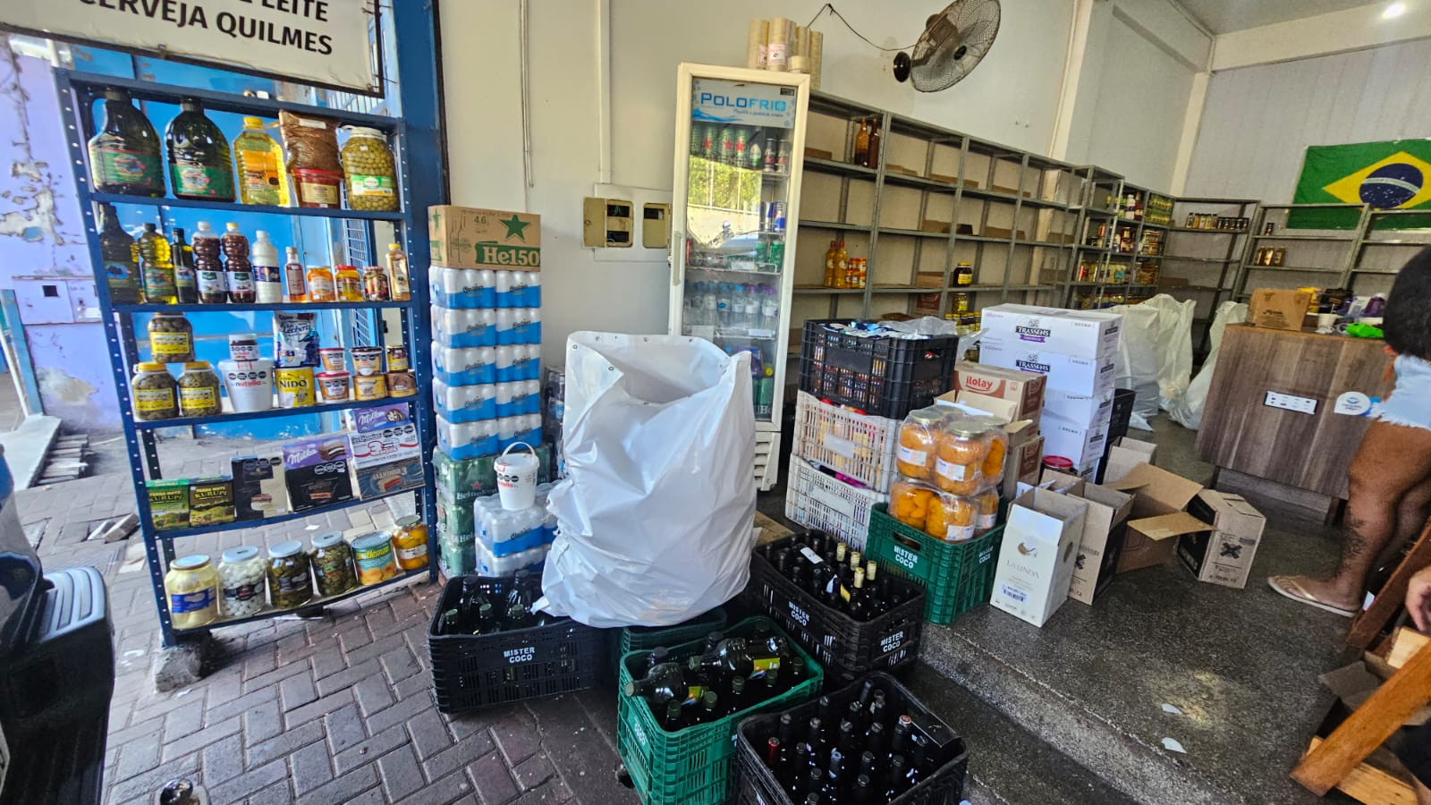 Aduana: Analistas-Tributários da Receita Federal atuam na retenção de 150 litros de azeite de oliva contrabandeados em Foz do Iguaçu/PR