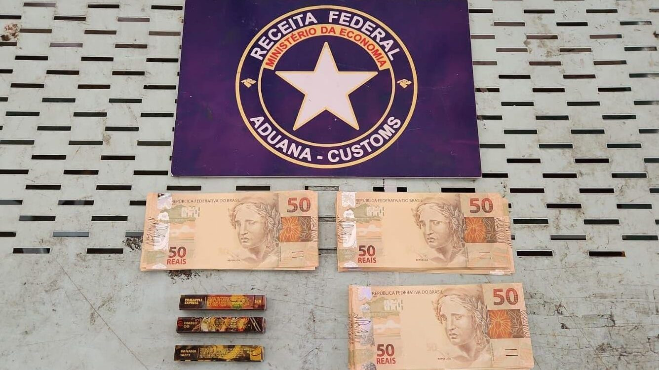 Aduana: Analistas-Tributários atuam na apreensão de vapes de cannabis e R$5 mil falsos em Fortaleza/CE